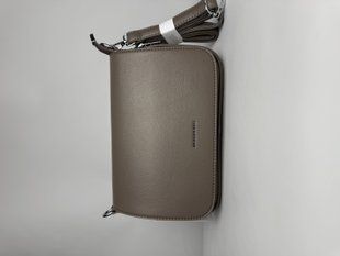 Жіноча сумка кросбоді зі штучної шкіри з короткою ручкою та кишенями сіра 56690 фото
